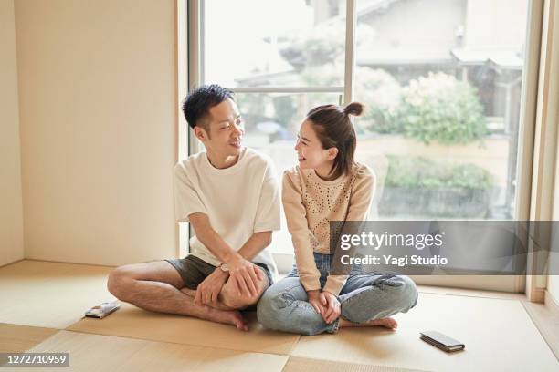 asian couple relaxing in the japanese-style room at home - opdracht om thuis te blijven stockfoto's en -beelden