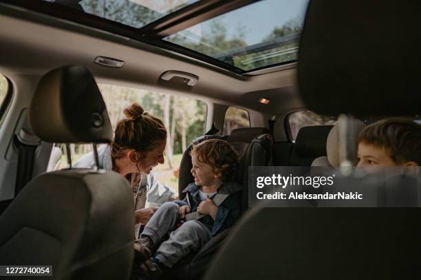 prepararsi per un viaggio - interno di automobile foto e immagini stock