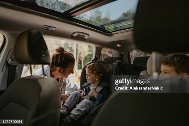 klaar voor een roadtrip - family holiday europe stockfoto's en -beelden