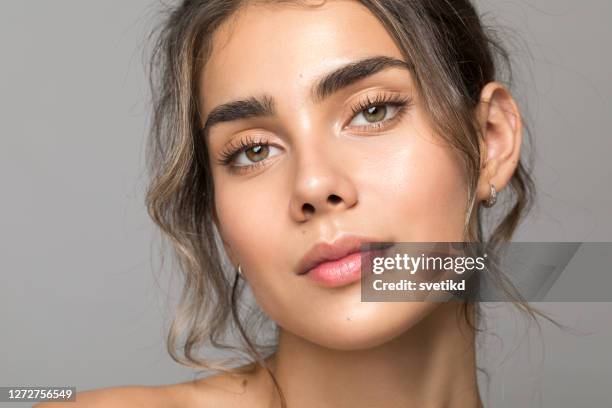verticale de jeune femme - sourcils photos et images de collection