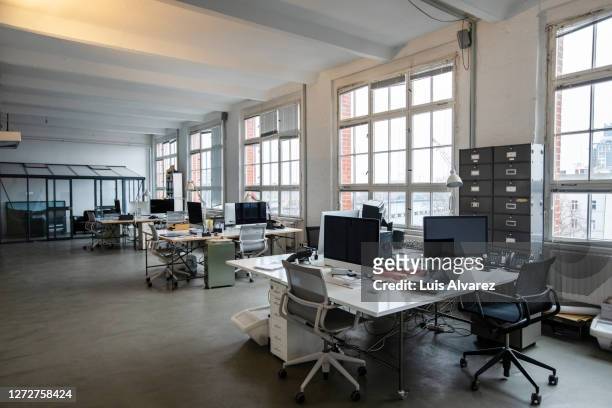 open plan startup office - office door open stockfoto's en -beelden