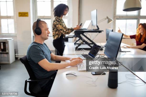 Programmer Standing Desk Photos and Premium High Res Pictures - Getty ...
