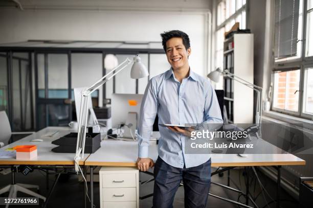 portrait of a young asian businessman with digital tablet - asiático e indiano imagens e fotografias de stock