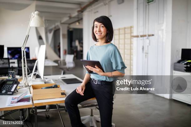 confident female business professional with digital tablet - asiático e indiano imagens e fotografias de stock