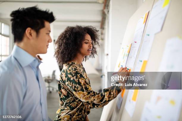 business partners planning new strategies - whiteboard visual aid stockfoto's en -beelden