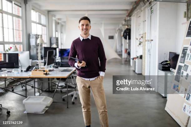 portrait of a young businessman with digital tablet - informeel zakelijk stockfoto's en -beelden