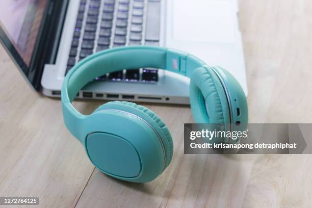headphone with laptop on the table,headphone - kopfhörer freisteller stock-fotos und bilder