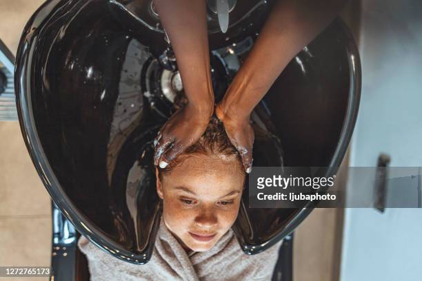 glückliche junge frau im friseursalon - hairdressers black woman stock-fotos und bilder