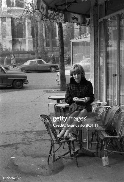 Portrait de Sylvie Vartan à la terrasse d'un café du Quartier Latin, dans les années 1960.