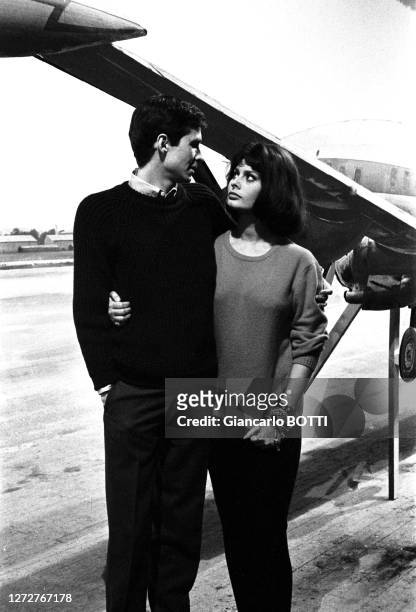 Portrait de Sophia Loren et Anthony Perkins sur le tournage du film "Le Couteau dans la plaie" en 1962.