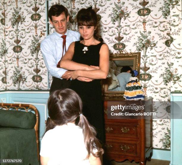 Jean-Paul Belmondo avec sa femme Elodie et leur fille Florence, en 1962.