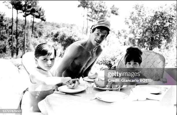 Portrait de Jean-Paul Belmondo avec ses filles Florence et Patricia, dans les années 1960.