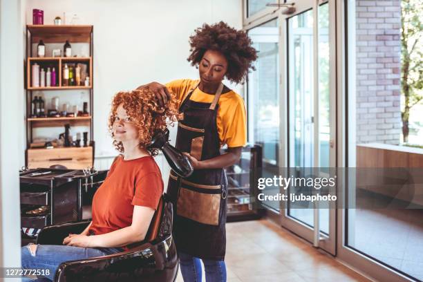 finding that perfect hair-do - cabeleireiro imagens e fotografias de stock