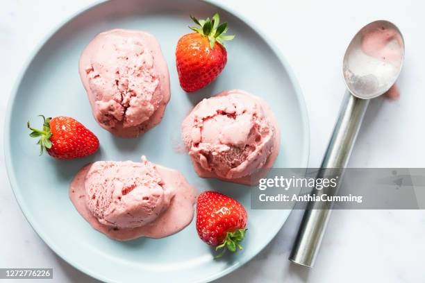 blue ceramic plate with three scoops of strawberry ice cream - serving scoop stock pictures, royalty-free photos & images