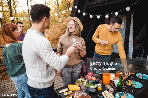 serene män njuter av glas vitt vin med sin kvinnliga vän medan grillning på grill under lunchen med bästa vänner - white wine glass bildbanksfoton och bilder