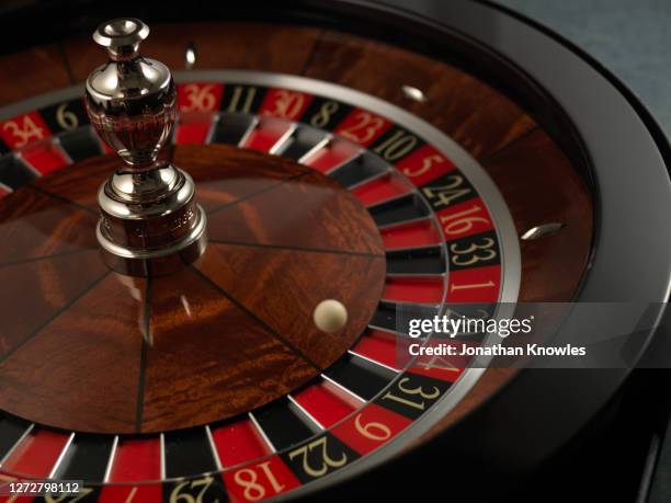 a roulette wheel with ball - casino table games stockfoto's en -beelden
