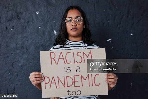 niets goeds aan racisme - antiracisme stockfoto's en -beelden