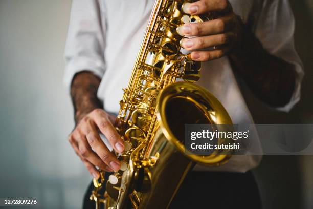 le saxophoniste - saxophoniste photos et images de collection