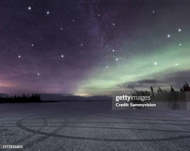road against northern light in winter - murmansk stockfoto's en -beelden