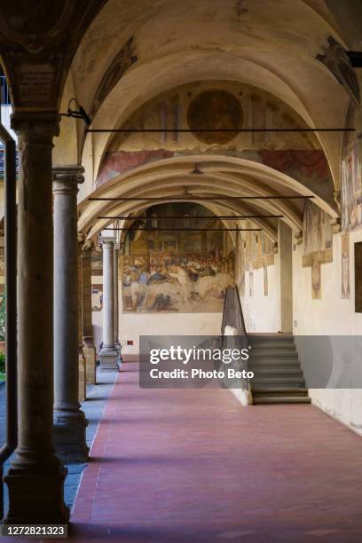 il chiostro affrescato del convento francescano di ognissanti nel cuore storico e artistico di firenze - convento foto e immagini stock