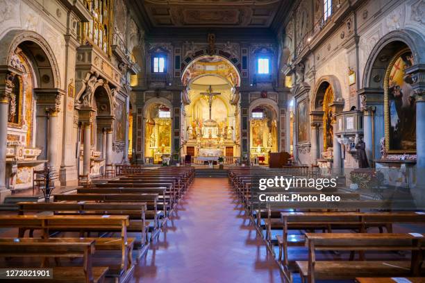 la splendida navata all'interno della chiesa abbaziale di ognissanti nel cuore storico e rinascimentale di firenze in toscana - monastero foto e immagini stock