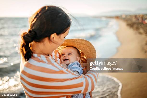 mi precioso - mothers day beach fotografías e imágenes de stock