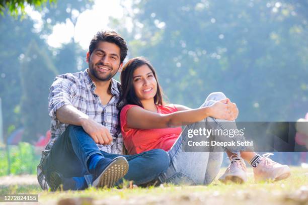 happy young coppia - foto d'archivio - indian couple foto e immagini stock