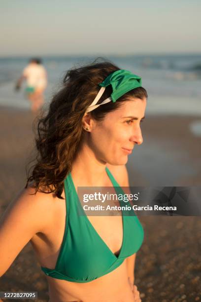 woman with surgical mask on her head like a diadem. - diadema - fotografias e filmes do acervo