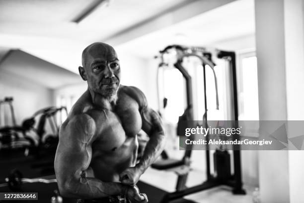 bodybuilder flexing his upper body in gym - vein muscle stock pictures, royalty-free photos & images