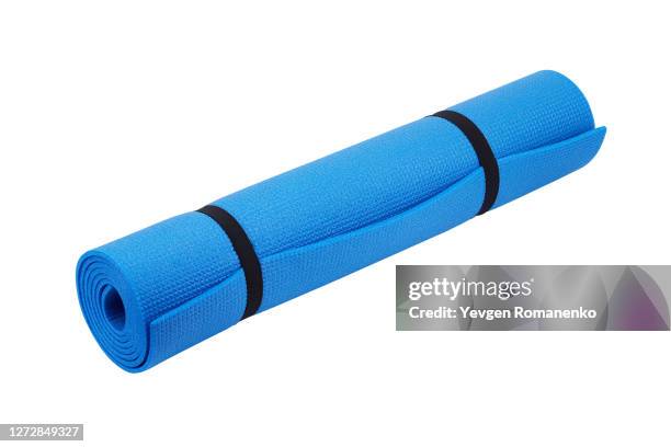 yoga mat isolated on white background - tatame equipamento para exercícios - fotografias e filmes do acervo