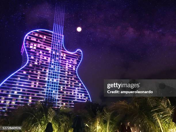 hard rock cafe guitar shaped building at night - orlando towers stock pictures, royalty-free photos & images