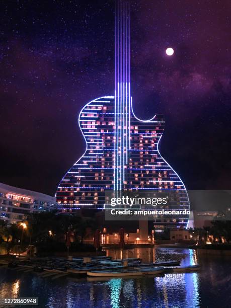 hard rock cafe guitar shaped building at night - orlando towers stock pictures, royalty-free photos & images