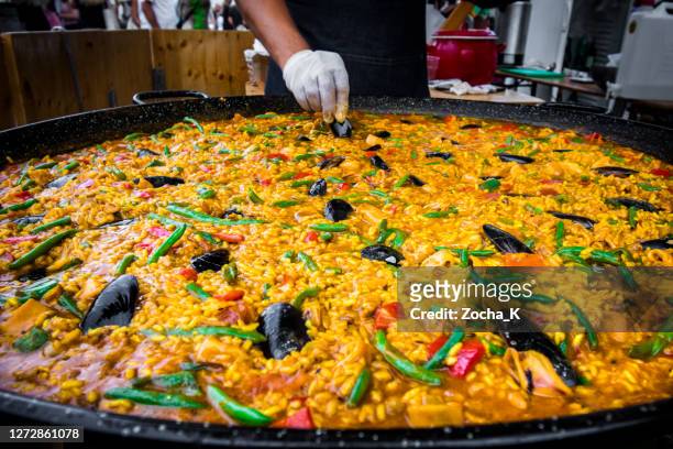 het koken van zeevruchten paella - paella stockfoto's en -beelden