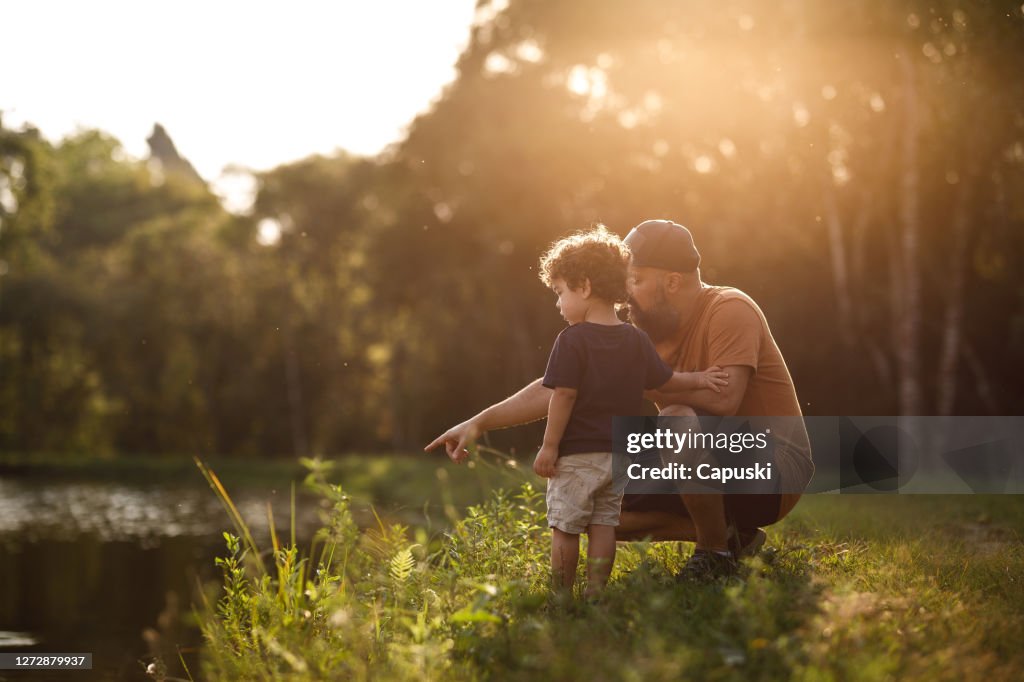 Padre mostrando lago a su hijo