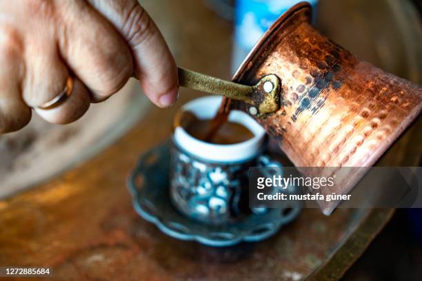 türkischer kaffee kocht auf glut - turkish coffee stock-fotos und bilder