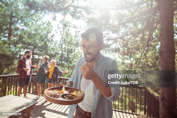 be right back with snacks - formal garden imagens e fotografias de stock