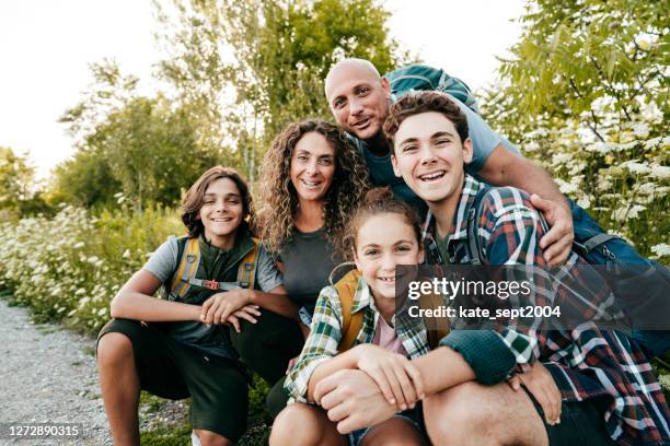 familia con tres niños sonriendo a la cámara, y posando en el parque en ontario. - family with three children fotografías e imágenes de stock