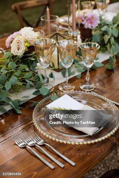 outdoor table setup for a wedding. - serviettenring stock-fotos und bilder