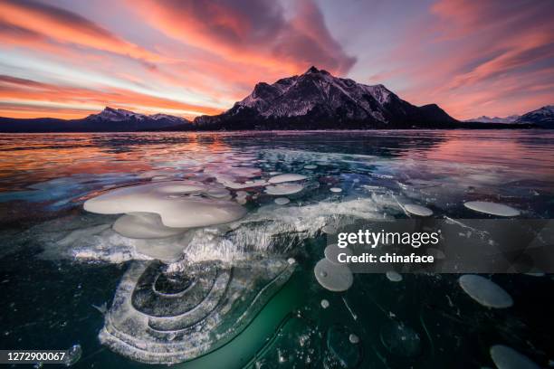 het meer van abraham in zonsopgang in de winter - abraham lake stockfoto's en -beelden