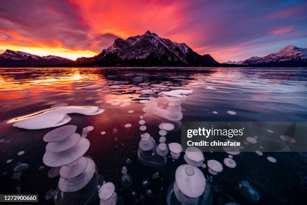 het meer van abraham in zonsopgang in de winter - abraham lake stockfoto's en -beelden