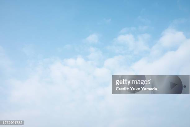 cloud typologies - morning sky - cloud sky stockfoto's en -beelden