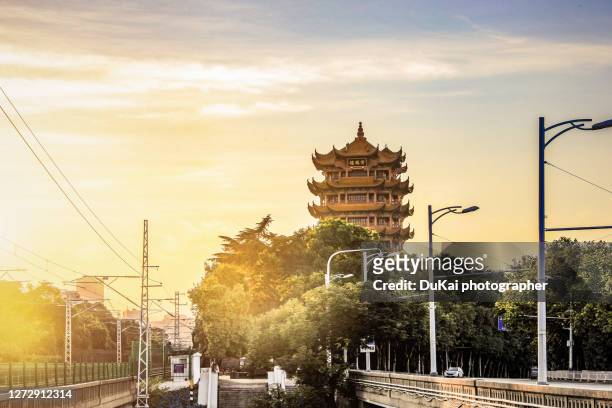 yellow crane tower in wuhan yangtze river bridge - wuhan photos et images de collection