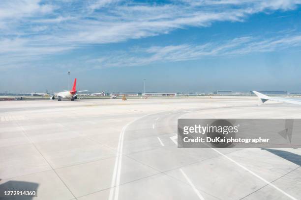airport runway - airport tarmac stock pictures, royalty-free photos & images
