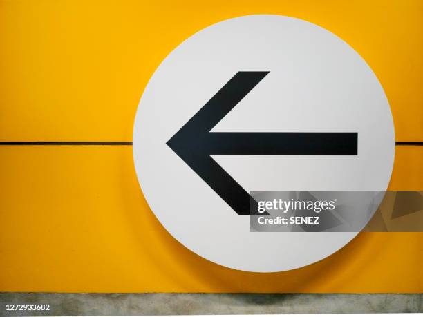 arrow direction sign - information symbol stockfoto's en -beelden