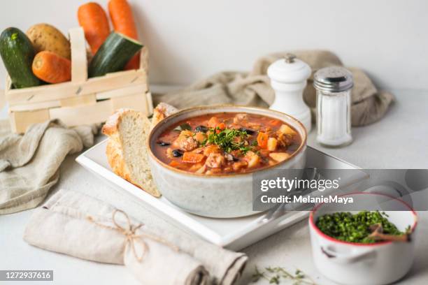 bol traditionnel italien de soupe de ragoût de poulet - plat mijoté photos et images de collection