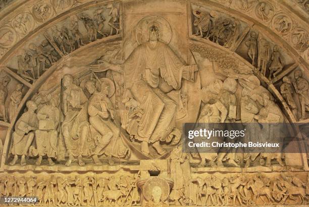 france, burgundy, yonne, vezelay, ste madeleine basilica, tympanum of the narthex, descent of the holy spirit upon the apostles - holy spirit pentecost stock pictures, royalty-free photos & images