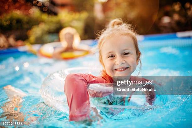 ich habe eine gute zeit im pool - gartenpool stock-fotos und bilder
