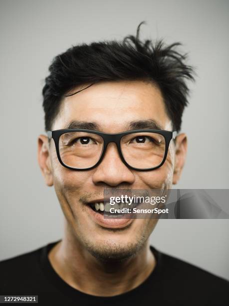 portret van een echte chinese mens met gelukkige uitdrukking die omhoog kijkt - happy face glasses stockfoto's en -beelden