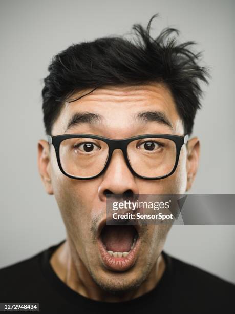 retrato de un verdadero hombre chino con expresión sorprendida - wow face man fotografías e imágenes de stock