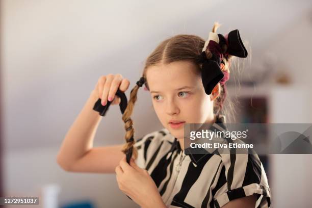 teenage girl using socks to curl hair without heat - girl socks - fotografias e filmes do acervo